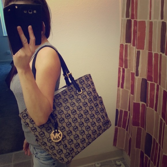 Michael Kors Handbags - *SOLD*Authentic MK Jet set signature tote