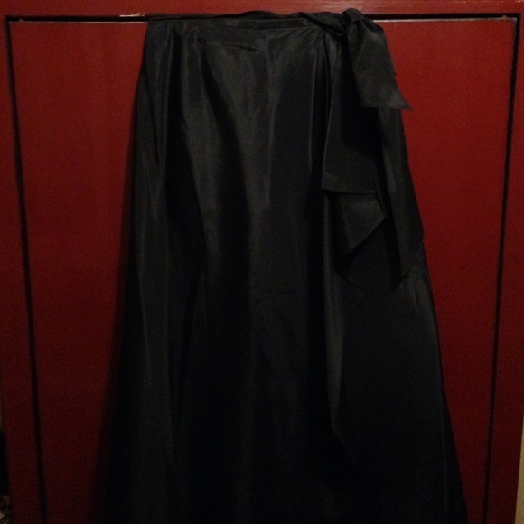 👠Classic, chic and elegant long, black ball skirt