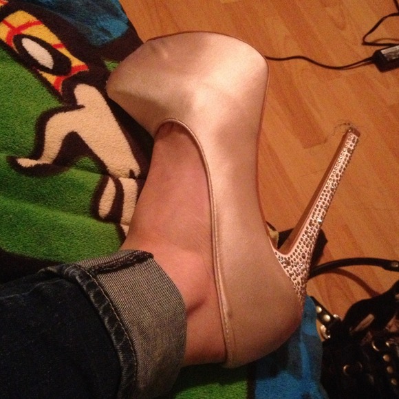 Beige h by halston pumps