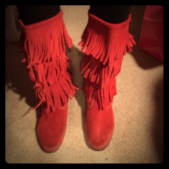 Extremely rare red minnetonka fringe boots ❤️