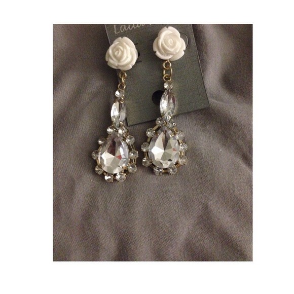 White and Shine Fashion Earrings