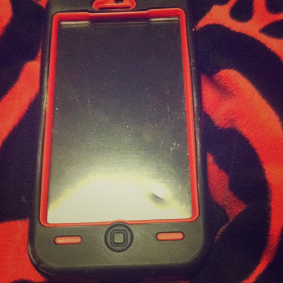 iPod 5 , 16 gb with case 👌💕