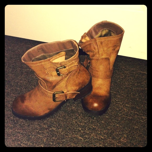 Tan boots from shoedazzle.com