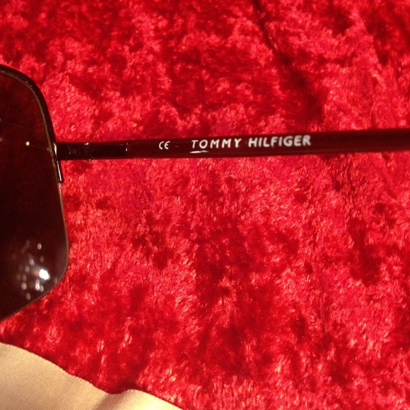 NWOT Tommy Hilfiger sunglasses - never worn. - Picture 4 of 4