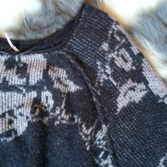 🐚 SOLD!! Free People Sweater - Picture 3 of 4