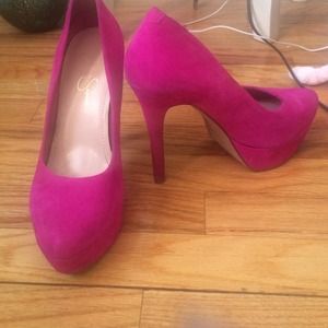 Cute pumps. Only worn a few times!