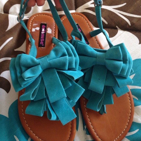 NWOT pretty little sandals