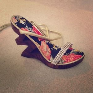 Two lips strappy sandals sz7