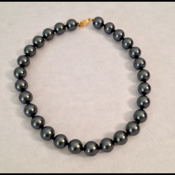 Black cultured Lustrous Pearl necklace