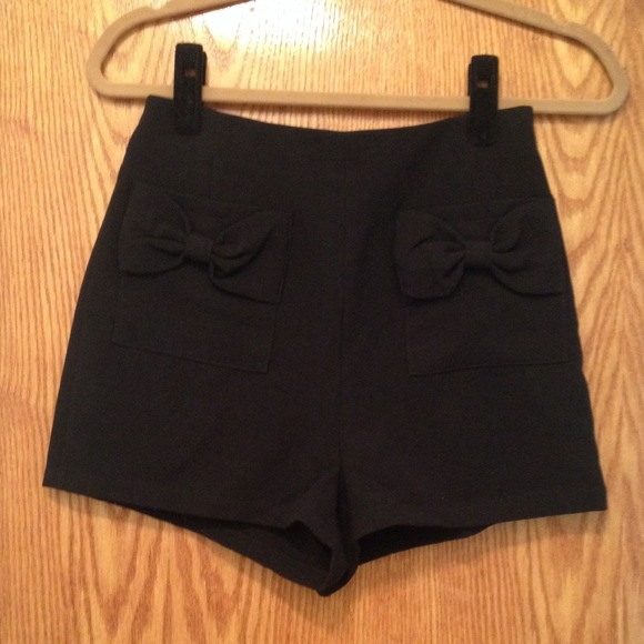 Black shorts with bow pockets NWOT