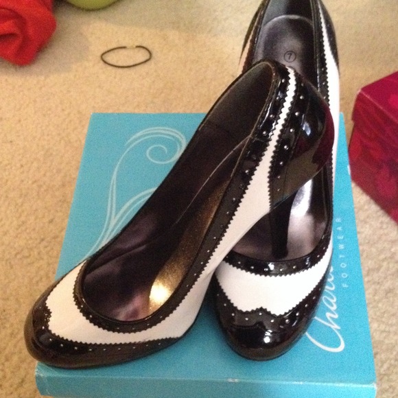 💢SOLD💢Cute black and white patent heels! 👠