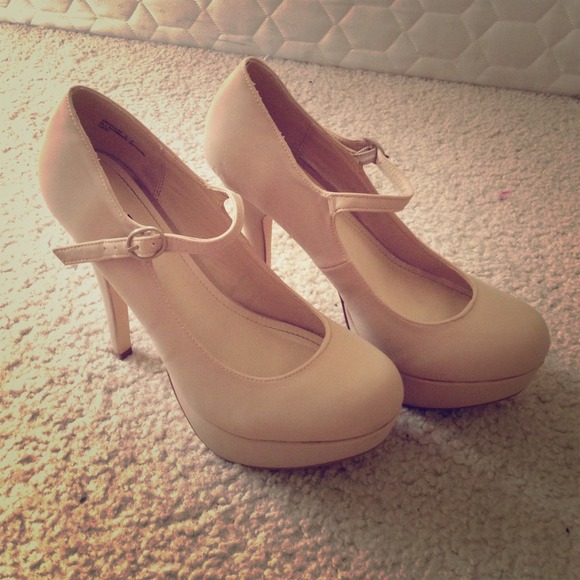 Super Cute Nude High Heel Pumps!