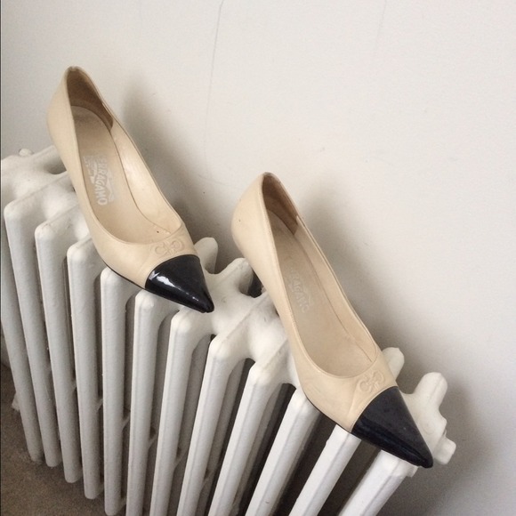 Lowered💥💥FERRAGAMO Creme and Black Leather Pump