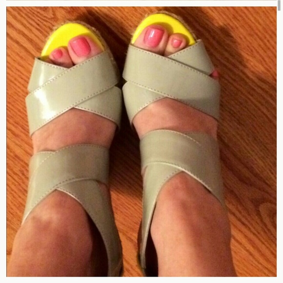 Gray and yellow wedges - Picture 2 of 3
