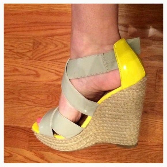 Gray and yellow wedges - Picture 3 of 3