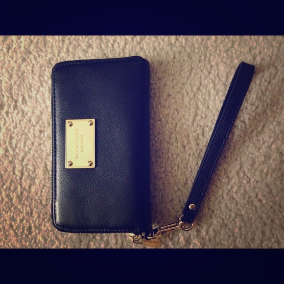 Michael kors black leather wrislet.