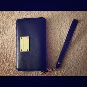 Michael kors black leather wrislet.