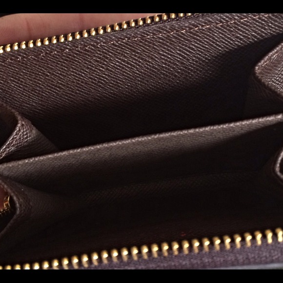 SOLD!!!   LV coin purse - Picture 3 of 4