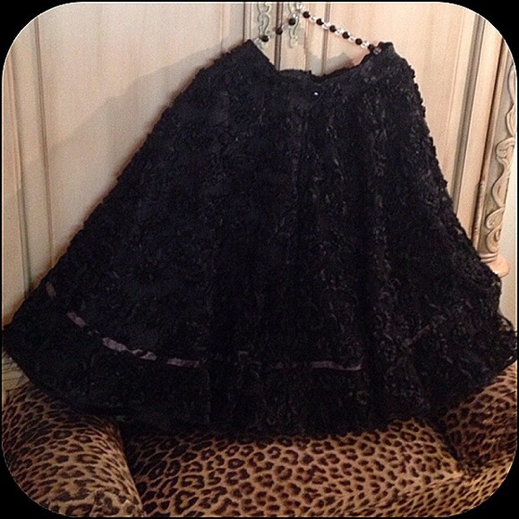 Exquisite black lace and ribbon flowerette skirt - Picture 2 of 4