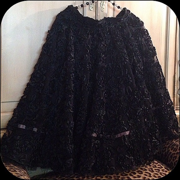 Exquisite black lace and ribbon flowerette skirt - Picture 3 of 4