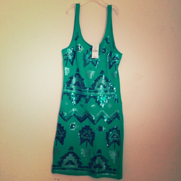 Green fitted sequin dress!😍