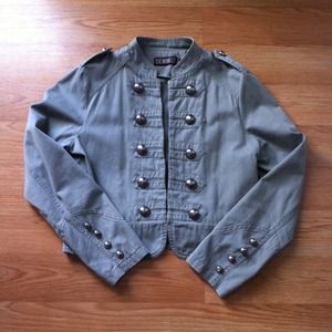 Military fitted jacket in sage color.