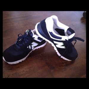 Navy Blue New Balance Tennis Shoes