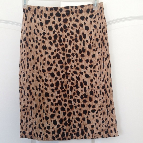 SOLD in bundle NWOT leopard pencil skirt - Picture 2 of 2