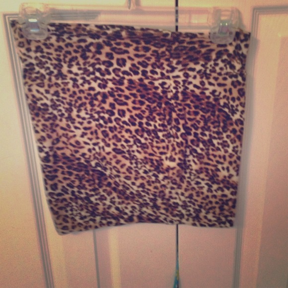 Leopard print pencil skirt!