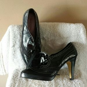 Great shoes!!! Nice detail and cute ties.