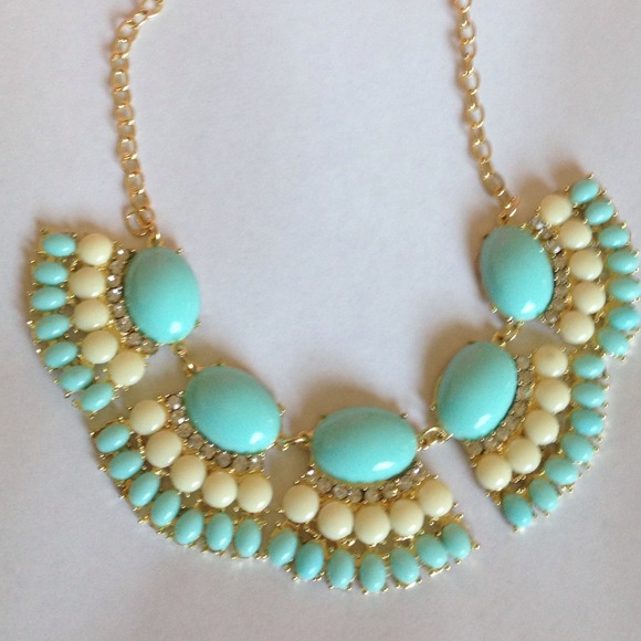 Sky baby blue crystal fan statement necklace - Picture 2 of 4