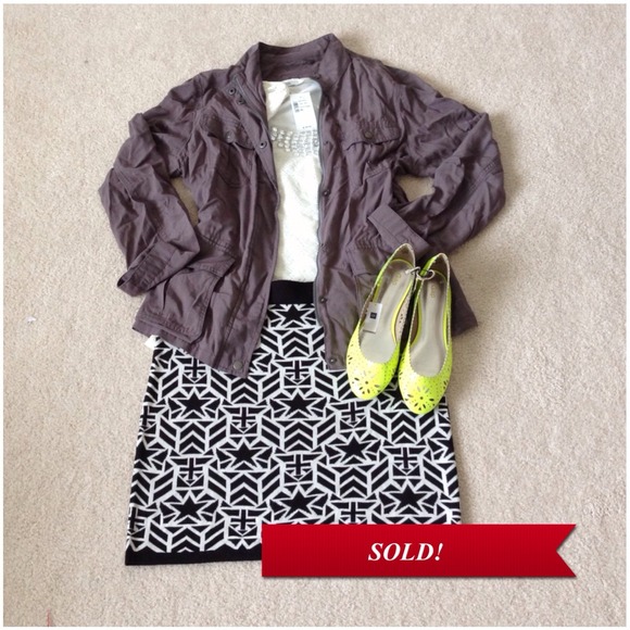 SOLD in bundle! Black & white geo sweater skirt