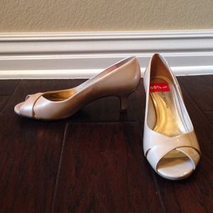 NWT Antonio Melani peep toe kitten heels, 6.5