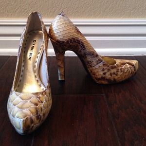 Sz 6 Gianni Bini patent faux-snake pumps