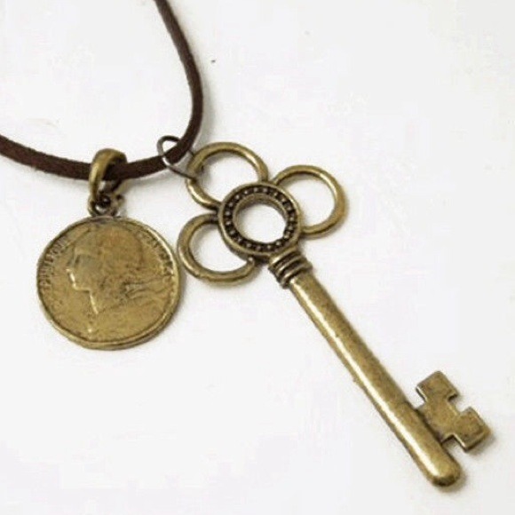 Jewelry - ️NWT Celebrity Vintage Style Necklace