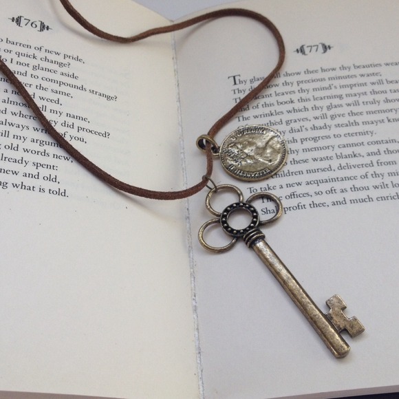 ️NWT Celebrity Vintage Style Necklace - Picture 2 of 3