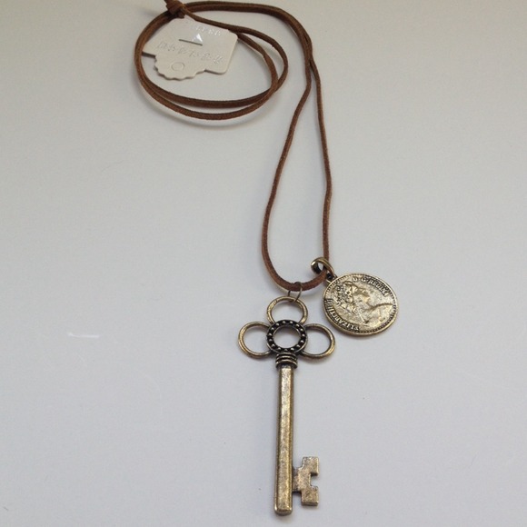 ️NWT Celebrity Vintage Style Necklace - Picture 3 of 3