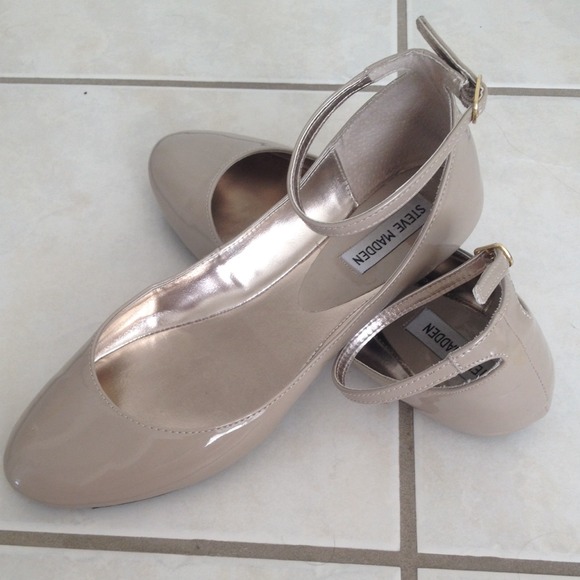 Steve Madden tan flats