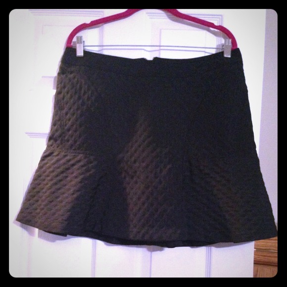 Dresses & Skirts - 😱 super cute peplum skirt. Jacquar circle design