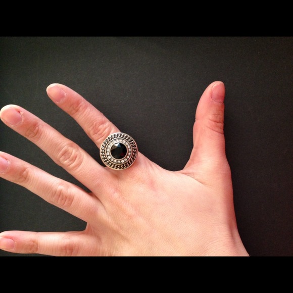 ✨✨SOLD✨✨Lia sophia ring size 7