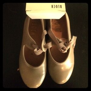 Like new children's Bloch tap shoes
