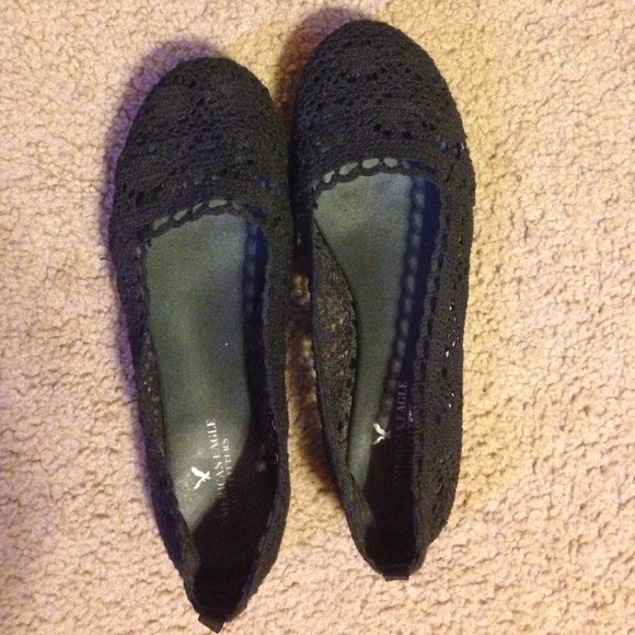 23. Current! AE blk crochet flats