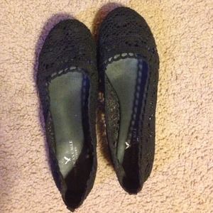 23. Current! AE blk crochet flats