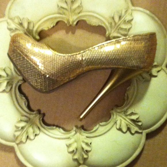 🎈HOLD🎈 5" gold sequin heels $10‼️ - Picture 2 of 4