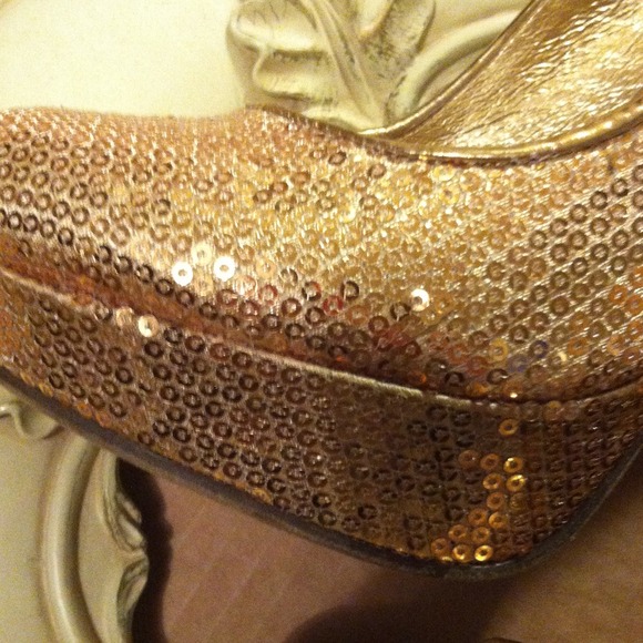 🎈HOLD🎈 5" gold sequin heels $10‼️ - Picture 3 of 4