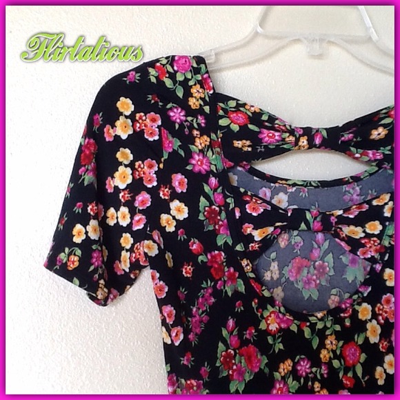 Forever 21 Dresses & Skirts - 🎉HP🎉 🌸🌺Floral BodyCon W/ Bows🎀 on the back🎀