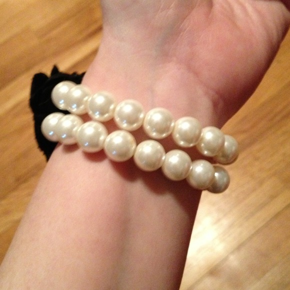 Pearl bracelet with black roses - Picture 2 of 2