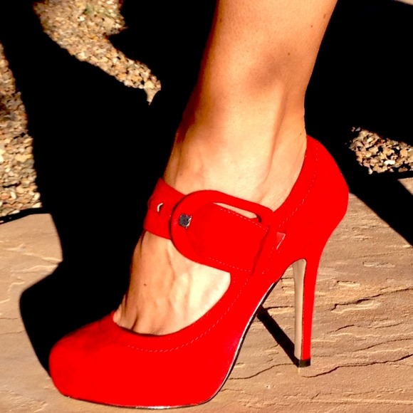 Red pumps extra pics 💄
