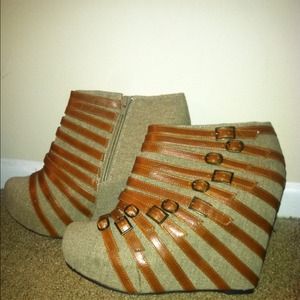 COMFY 😎 Taupe Wedge Booties SIZE 11