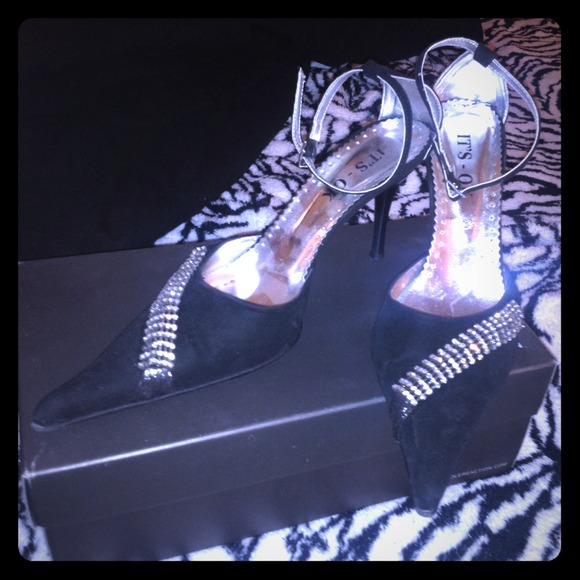 Pointy black dressy heels